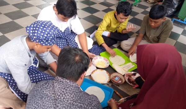 Siswa Kelas Hebat SMP Boarding School Putra Harapan Praktek Membuat Cheese Roll