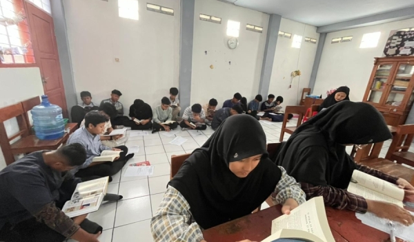 Budaya Literasi Ditingkatkan, Siswa SMP Boarding School Putra Harapan Aktif Membaca dan Presentasi Buku